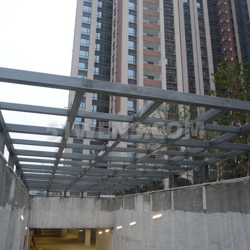 钢结构雨棚常用于住宅地下室出入口,商场出入口,地铁站等场所,是户外